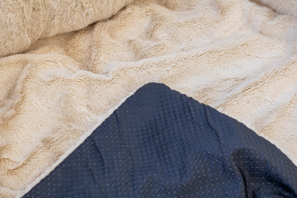 Brekz Berlin fleece sofatæppe til hunde - beige